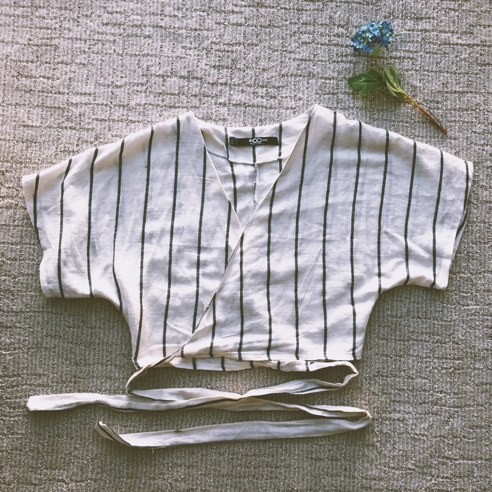 Black and white crop-top,gets tied on the bottom😍